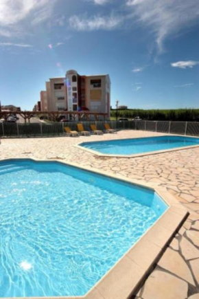 Location tout confort, avec double piscine enfants et adultes